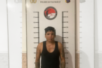 Fhoto: seorang pria terduga  pengedar narkotika jenis sabu berinisial T di wilayah Kecamatan Melak  (Dok.Eatreskoba Polres Kutai Barat)