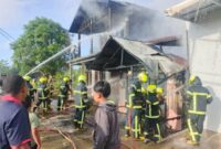 Keterangan: Satu unit rumah warga dilaporkan hangus terbakar dalam insiden kebakaran di Kelurahan Loa Ipuh, Tenggarong. Tidak ada korban jiwa, namun kerugian ditaksir mencapai ratusan juta rupiah. (Dok: Kawalaltim.com/Masruji)