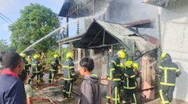 Keterangan: Satu unit rumah warga dilaporkan hangus terbakar dalam insiden kebakaran di Kelurahan Loa Ipuh, Tenggarong. Tidak ada korban jiwa, namun kerugian ditaksir mencapai ratusan juta rupiah. (Dok: Kawalaltim.com/Masruji)