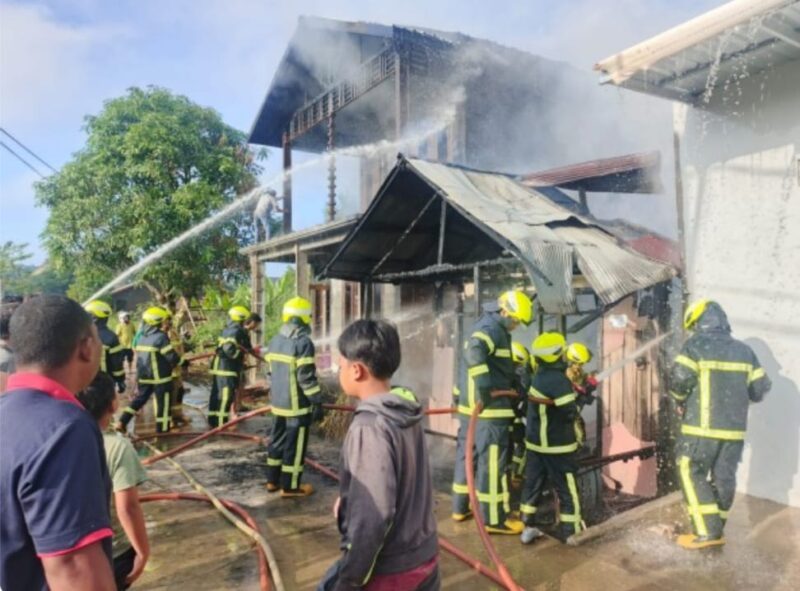 Keterangan: Satu unit rumah warga dilaporkan hangus terbakar dalam insiden kebakaran di Kelurahan Loa Ipuh, Tenggarong. Tidak ada korban jiwa, namun kerugian ditaksir mencapai ratusan juta rupiah. (Dok: Kawalaltim.com/Masruji)
