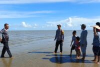 Aparat kepolisian bersama warga melakukan penyisiran di perairan Pantai Ulingan, Pulau Derawan, Berau, dalam upaya mencari Rahmat (10) yang dilaporkan hilang terseret arus. (Dok: Polsek Pulau Derawan/KawalKaltim.com)