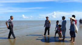 Aparat kepolisian bersama warga melakukan penyisiran di perairan Pantai Ulingan, Pulau Derawan, Berau, dalam upaya mencari Rahmat (10) yang dilaporkan hilang terseret arus. (Dok: Polsek Pulau Derawan/KawalKaltim.com)