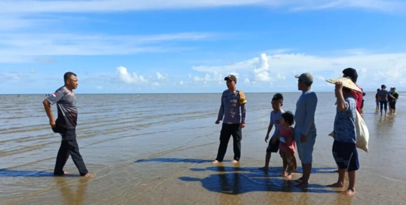 Aparat kepolisian bersama warga melakukan penyisiran di perairan Pantai Ulingan, Pulau Derawan, Berau, dalam upaya mencari Rahmat (10) yang dilaporkan hilang terseret arus. (Dok: Polsek Pulau Derawan/KawalKaltim.com)