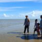Aparat kepolisian bersama warga melakukan penyisiran di perairan Pantai Ulingan, Pulau Derawan, Berau, dalam upaya mencari Rahmat (10) yang dilaporkan hilang terseret arus. (Dok: Polsek Pulau Derawan/KawalKaltim.com)