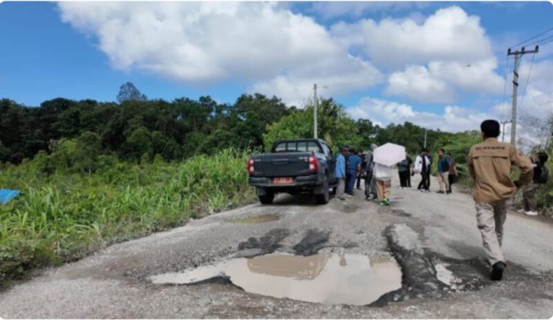 Keterangan: Kondisi jalan poros yang menghubungkan Desa Sebelimbingan, Kecamatan Kota Bangun menuju Desa Tuana Tuha, Kecamatan Kenohan, menjadi sorotan serius Dewan Perwakilan Rakyat Daerah (DPRD) Kabupaten Kutai Kartanegara. (Dok: Kawalkaltim.com)
