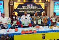 Keterangan: Kapolda Kaltim, Endar Priantoro, memperlihatkan barang bukti sabu 11 kilogram dalam konferensi pers pengungkapan kasus narkotika di Sangatta. (Sumber Foto: Kaltimkita.com)
