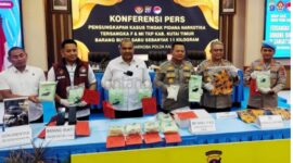 Keterangan: Kapolda Kaltim, Endar Priantoro, memperlihatkan barang bukti sabu 11 kilogram dalam konferensi pers pengungkapan kasus narkotika di Sangatta. (Sumber Foto: Kaltimkita.com)