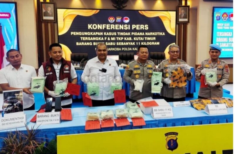 Keterangan: Kapolda Kaltim, Endar Priantoro, memperlihatkan barang bukti sabu 11 kilogram dalam konferensi pers pengungkapan kasus narkotika di Sangatta. (Sumber Foto: Kaltimkita.com)