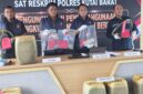 Keterangan: Sejumlah barang bukti berupa 1.330 liter Pertalite dalam puluhan jerigen serta alat modifikasi kendaraan diperlihatkan Satreskrim Polres Kutai Barat dalam pengungkapan kasus penyalahgunaan BBM subsidi di Barong Tongkok. (Dok: Kawalkaltim.com)