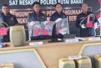 Keterangan: Sejumlah barang bukti berupa 1.330 liter Pertalite dalam puluhan jerigen serta alat modifikasi kendaraan diperlihatkan Satreskrim Polres Kutai Barat dalam pengungkapan kasus penyalahgunaan BBM subsidi di Barong Tongkok. (Dok: Kawalkaltim.com)