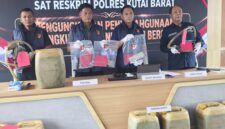 Keterangan: Sejumlah barang bukti berupa 1.330 liter Pertalite dalam puluhan jerigen serta alat modifikasi kendaraan diperlihatkan Satreskrim Polres Kutai Barat dalam pengungkapan kasus penyalahgunaan BBM subsidi di Barong Tongkok. (Dok: Kawalkaltim.com)