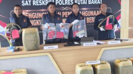Keterangan: Sejumlah barang bukti berupa 1.330 liter Pertalite dalam puluhan jerigen serta alat modifikasi kendaraan diperlihatkan Satreskrim Polres Kutai Barat dalam pengungkapan kasus penyalahgunaan BBM subsidi di Barong Tongkok. (Dok: Kawalkaltim.com)