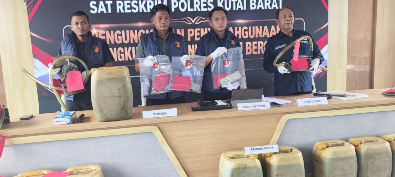 Keterangan: Sejumlah barang bukti berupa 1.330 liter Pertalite dalam puluhan jerigen serta alat modifikasi kendaraan diperlihatkan Satreskrim Polres Kutai Barat dalam pengungkapan kasus penyalahgunaan BBM subsidi di Barong Tongkok. (Dok: Kawalkaltim.com)