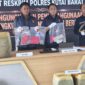 Keterangan: Sejumlah barang bukti berupa 1.330 liter Pertalite dalam puluhan jerigen serta alat modifikasi kendaraan diperlihatkan Satreskrim Polres Kutai Barat dalam pengungkapan kasus penyalahgunaan BBM subsidi di Barong Tongkok. (Dok: Kawalkaltim.com)