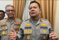 KETERANGAN FHOTO: Kapolda Kalimantan Timur Irjen Pol Endar Priantoro memberikan keterangan kepada awak media terkait polemik hibah daerah untuk institusi kepolisian, Senin (6/4/2026). (Dok: Kawalkaltim/Rudiantoro)