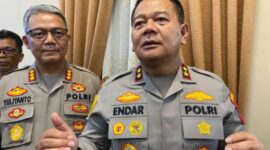 KETERANGAN FHOTO: Kapolda Kalimantan Timur Irjen Pol Endar Priantoro memberikan keterangan kepada awak media terkait polemik hibah daerah untuk institusi kepolisian, Senin (6/4/2026). (Dok: Kawalkaltim/Rudiantoro)