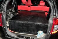 KETERANGAN  FHOTO: Sebuah mobil Daihatsu Sigra tampak digunakan untuk mengangkut bahan bakar minyak (BBM) ilegal di wilayah Kutai Kartanegara. Terlihat bagian bagasi belakang telah dimodifikasi dengan kotak penyimpanan besar yang diduga sebagai tempat penampungan BBM. Kendaraan ini diamankan sebagai barang bukti dalam kegiatan penindakan oleh pihak berwenang. (Dok: Kawalkaltim.com/Masruji)