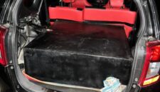 KETERANGAN FHOTO: Sebuah mobil Daihatsu Sigra tampak digunakan untuk mengangkut bahan bakar minyak (BBM) ilegal di wilayah Kutai Kartanegara. Terlihat bagian bagasi belakang telah dimodifikasi dengan kotak penyimpanan besar yang diduga sebagai tempat penampungan BBM. Kendaraan ini diamankan sebagai barang bukti dalam kegiatan penindakan oleh pihak berwenang. (Dok: Kawalkaltim.com/Masruji)