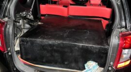 KETERANGAN  FHOTO: Sebuah mobil Daihatsu Sigra tampak digunakan untuk mengangkut bahan bakar minyak (BBM) ilegal di wilayah Kutai Kartanegara. Terlihat bagian bagasi belakang telah dimodifikasi dengan kotak penyimpanan besar yang diduga sebagai tempat penampungan BBM. Kendaraan ini diamankan sebagai barang bukti dalam kegiatan penindakan oleh pihak berwenang. (Dok: Kawalkaltim.com/Masruji)