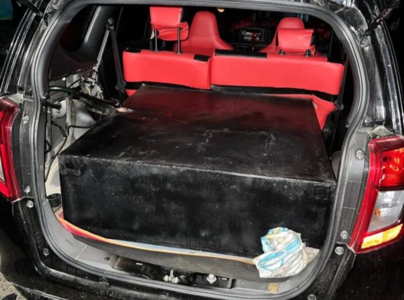 KETERANGAN  FHOTO: Sebuah mobil Daihatsu Sigra tampak digunakan untuk mengangkut bahan bakar minyak (BBM) ilegal di wilayah Kutai Kartanegara. Terlihat bagian bagasi belakang telah dimodifikasi dengan kotak penyimpanan besar yang diduga sebagai tempat penampungan BBM. Kendaraan ini diamankan sebagai barang bukti dalam kegiatan penindakan oleh pihak berwenang. (Dok: Kawalkaltim.com/Masruji)