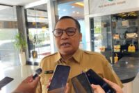 Keterangan: Kepala Dinas Kesehatan Kaltim, Jaya Mualimin, menjelaskan alasan redistribusi peserta PBPU-BP yang dinilai penting untuk menyeimbangkan tanggung jawab pembiayaan antara provinsi dan daerah. (Kawalkaltim.com/Masruji)