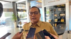 Keterangan: Kepala Dinas Kesehatan Kaltim, Jaya Mualimin, menjelaskan alasan redistribusi peserta PBPU-BP yang dinilai penting untuk menyeimbangkan tanggung jawab pembiayaan antara provinsi dan daerah. (Kawalkaltim.com/Masruji)
