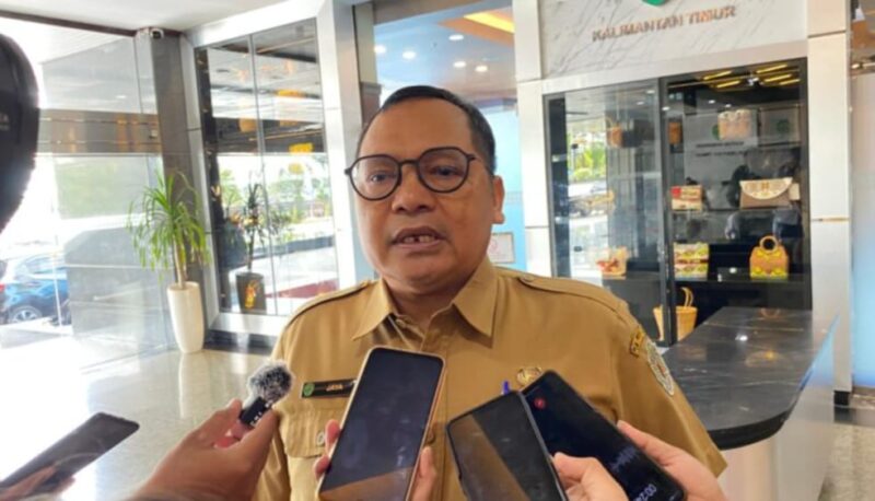 Keterangan: Kepala Dinas Kesehatan Kaltim, Jaya Mualimin, menjelaskan alasan redistribusi peserta PBPU-BP yang dinilai penting untuk menyeimbangkan tanggung jawab pembiayaan antara provinsi dan daerah. (Kawalkaltim.com/Masruji)