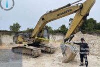Keterangan: Alat berat digunakan dalam aktivitas penambangan galian C di kawasan Muara Badak yang kini tengah dalam penyelidikan aparat kepolisian. (Kawalkaltim.com/Imam)