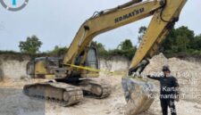 Keterangan: Alat berat digunakan dalam aktivitas penambangan galian C di kawasan Muara Badak yang kini tengah dalam penyelidikan aparat kepolisian. (Kawalkaltim.com/Imam)
