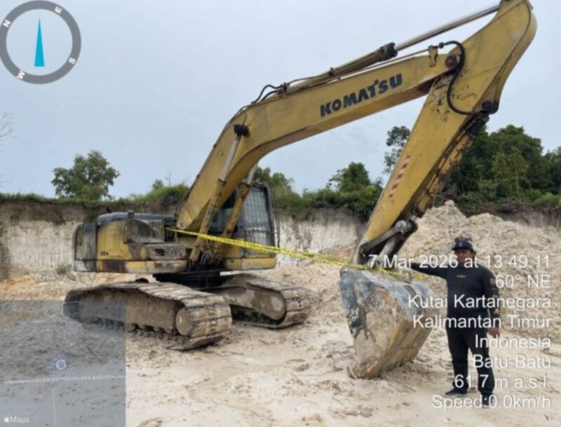 Keterangan: Alat berat digunakan dalam aktivitas penambangan galian C di kawasan Muara Badak yang kini tengah dalam penyelidikan aparat kepolisian. (Kawalkaltim.com/Imam)