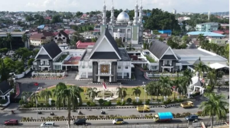 Tampak udara Kompleks Rumah Dinas Gubernur Kalimantan Timur di Jalan Gajah Mada, Samarinda. Penataan ruang kerja menjadi salah satu fokus utama dalam alokasi anggaran belanja daerah tahun 2024–2025. (Kawalkaltim/Masruji)