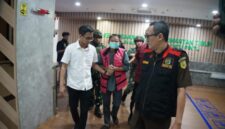 Keterangan: AS (tengah), eks Kadistamben Kukar 2010–2011, saat dibawa menuju ruang penahanan oleh penyidik Kejati Kaltim setelah resmi berstatus tersangka dalam perkara tambang ilegal di kawasan transmigrasi Tenggarong Seberang. (Kawalkaltim.com/Masruji)