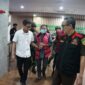 Keterangan: AS (tengah), eks Kadistamben Kukar 2010–2011, saat dibawa menuju ruang penahanan oleh penyidik Kejati Kaltim setelah resmi berstatus tersangka dalam perkara tambang ilegal di kawasan transmigrasi Tenggarong Seberang. (Kawalkaltim.com/Masruji)