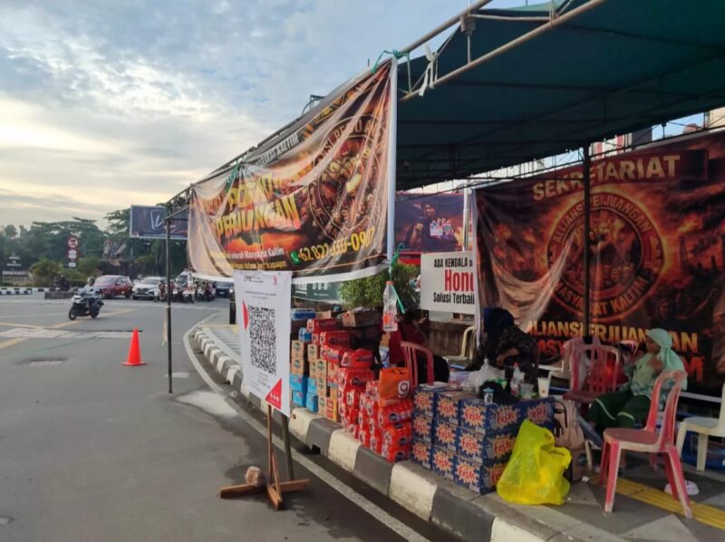 Keterangan: Bantuan logistik terus berdatangan ke posko aksi menjelang demonstrasi 21 April 2026. (Kawalkaltim.com/Masruji B)