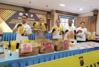 SITUS BARANG BUKTI — Direktur Reskrimsus Polda Kaltim, Kombes Pol Bambang Yugo Pamungkas menunjukkan sejumlah barang bukti minyak goreng MinyaKita saat konferensi pers pengungkapan kasus di Gedung Mahakam Polda Kaltim, Rabu 15 April 2026. (Kawalkaltim.com/Rudiantoro)