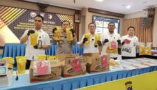 SITUS BARANG BUKTI — Direktur Reskrimsus Polda Kaltim, Kombes Pol Bambang Yugo Pamungkas menunjukkan sejumlah barang bukti minyak goreng MinyaKita saat konferensi pers pengungkapan kasus di Gedung Mahakam Polda Kaltim, Rabu 15 April 2026. (Kawalkaltim.com/Rudiantoro)