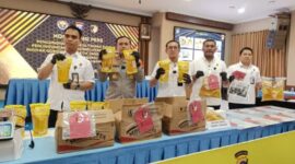 SITUS BARANG BUKTI — Direktur Reskrimsus Polda Kaltim, Kombes Pol Bambang Yugo Pamungkas menunjukkan sejumlah barang bukti minyak goreng MinyaKita saat konferensi pers pengungkapan kasus di Gedung Mahakam Polda Kaltim, Rabu 15 April 2026. (Kawalkaltim.com/Rudiantoro)