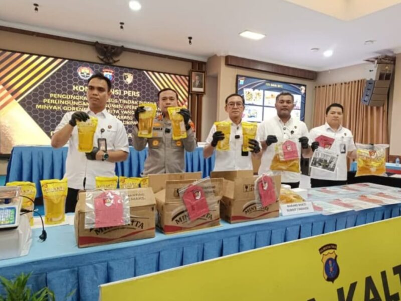 SITUS BARANG BUKTI — Direktur Reskrimsus Polda Kaltim, Kombes Pol Bambang Yugo Pamungkas menunjukkan sejumlah barang bukti minyak goreng MinyaKita saat konferensi pers pengungkapan kasus di Gedung Mahakam Polda Kaltim, Rabu 15 April 2026. (Kawalkaltim.com/Rudiantoro)