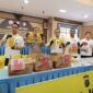 SITUS BARANG BUKTI — Direktur Reskrimsus Polda Kaltim, Kombes Pol Bambang Yugo Pamungkas menunjukkan sejumlah barang bukti minyak goreng MinyaKita saat konferensi pers pengungkapan kasus di Gedung Mahakam Polda Kaltim, Rabu 15 April 2026. (Kawalkaltim.com/Rudiantoro)