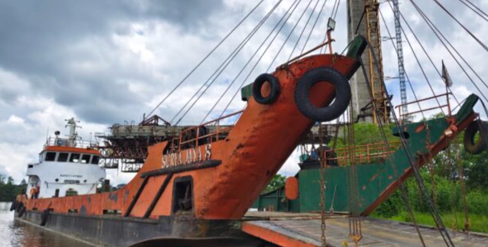 Kapal tongkang bermuatan material batu split bersandar di sekitar kawasan Jembatan ATJ Melak, Kutai Barat, yang diduga menjadi bagian dari aktivitas bongkar muat di luar pelabuhan resmi. Foto: Istimewa.