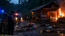 Keterangan Foto: Ilustrasi suasana lokasi kejadian pembunuhan satu keluarga di kawasan hutan Desa Benangin II, Kecamatan Teweh Timur, Barito Utara. Tampak garis polisi terpasang di sekitar area, sementara petugas melakukan olah tempat kejadian perkara di dekat pondok yang terbakar usai insiden berdarah yang menewaskan lima orang. (Ilustrasi AI)