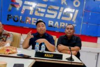Keterangan: Kapolres Barito Utara, AKBP Singgih Febiyanto, didampingi Kasat Reskrim AKP Ricky Hermawan dan Kasubsipenhumas Iptu Novendra WP saat konferensi pers di Mapolres Barito Utara, Selasa (21/4/2026) siang terkait pengungkapan kasus pembunuhan di Desa Benangin I, Kecamatan Teweh Timur. Dok. (Kawalkaltim.com)