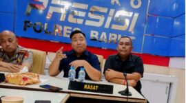 Keterangan: Kapolres Barito Utara, AKBP Singgih Febiyanto, didampingi Kasat Reskrim AKP Ricky Hermawan dan Kasubsipenhumas Iptu Novendra WP saat konferensi pers di Mapolres Barito Utara, Selasa (21/4/2026) siang terkait pengungkapan kasus pembunuhan di Desa Benangin I, Kecamatan Teweh Timur. Dok. (Kawalkaltim.com)