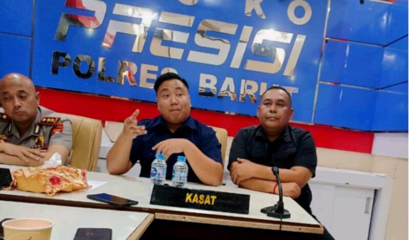 Keterangan: Kapolres Barito Utara, AKBP Singgih Febiyanto, didampingi Kasat Reskrim AKP Ricky Hermawan dan Kasubsipenhumas Iptu Novendra WP saat konferensi pers di Mapolres Barito Utara, Selasa (21/4/2026) siang terkait pengungkapan kasus pembunuhan di Desa Benangin I, Kecamatan Teweh Timur. Dok. (Kawalkaltim.com)