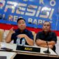 Keterangan: Kapolres Barito Utara, AKBP Singgih Febiyanto, didampingi Kasat Reskrim AKP Ricky Hermawan dan Kasubsipenhumas Iptu Novendra WP saat konferensi pers di Mapolres Barito Utara, Selasa (21/4/2026) siang terkait pengungkapan kasus pembunuhan di Desa Benangin I, Kecamatan Teweh Timur. Dok. (Kawalkaltim.com)
