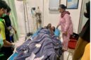 Keterangan Foto:
Korban serangan buaya, Andi Alifiansyah (13), saat menjalani penanganan medis di RSPKT Sangatta usai mengalami luka robek pada kaki kiri akibat diterkam buaya di kawasan Dermaga Baru Kenyamukan, Sangatta Utara, Rabu (13/5/2026). (Dok. Kawalkaltim.com/Kurniansyah)
