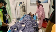 Keterangan Foto:
Korban serangan buaya, Andi Alifiansyah (13), saat menjalani penanganan medis di RSPKT Sangatta usai mengalami luka robek pada kaki kiri akibat diterkam buaya di kawasan Dermaga Baru Kenyamukan, Sangatta Utara, Rabu (13/5/2026). (Dok. Kawalkaltim.com/Kurniansyah)
