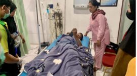 Keterangan Foto:
Korban serangan buaya, Andi Alifiansyah (13), saat menjalani penanganan medis di RSPKT Sangatta usai mengalami luka robek pada kaki kiri akibat diterkam buaya di kawasan Dermaga Baru Kenyamukan, Sangatta Utara, Rabu (13/5/2026). (Dok. Kawalkaltim.com/Kurniansyah)
