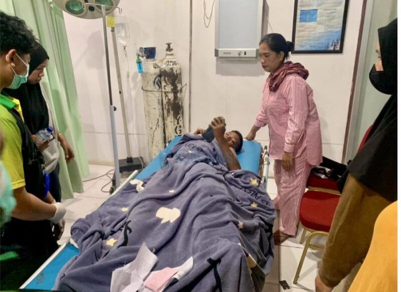 Keterangan Foto:
Korban serangan buaya, Andi Alifiansyah (13), saat menjalani penanganan medis di RSPKT Sangatta usai mengalami luka robek pada kaki kiri akibat diterkam buaya di kawasan Dermaga Baru Kenyamukan, Sangatta Utara, Rabu (13/5/2026). (Dok. Kawalkaltim.com/Kurniansyah)
