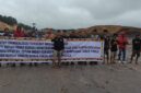 Sejumlah masyarakat adat dan warga Kampung Dilang Putih menggelar aksi damai di area tambang PT Tepian Indah Sukses (TIS), Kecamatan Bentian Besar, Kutai Barat, menuntut realisasi pembayaran kompensasi lahan usai putusan pengadilan terbit. (Dok. Kawalkaltim.com)